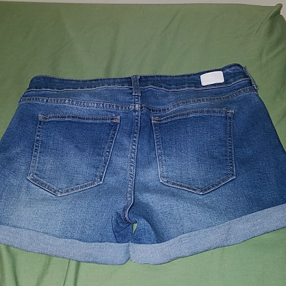 Shorts - Picture 3 of 4